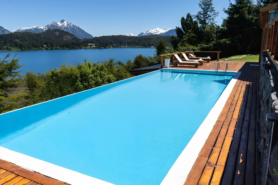 Casa de campo com piscina e vista do lago, Bariloche, Argentina casas-de-campo-com-muito-entretenimento-piscina-e-vista-para-lago-e-montanhas-em-bariloche-argentina-para-alugar-pelo-aribnb