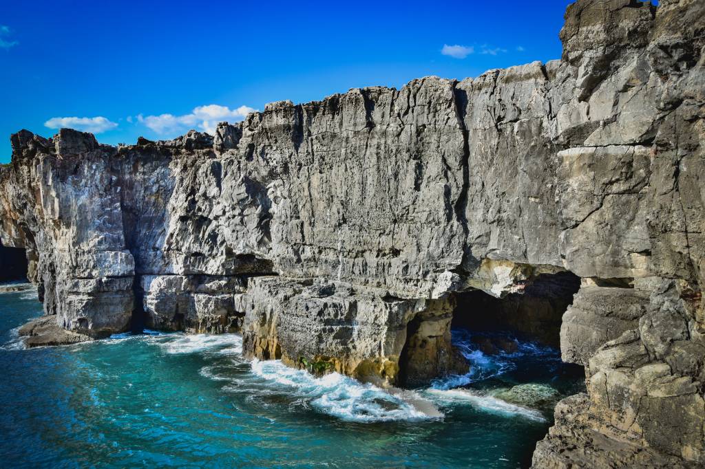 BocaDoInferno-sandra-grunewald-Otc6LKr6bNU-unsplash Falésias que formam um paredão íngreme junto a um mar de águas verde-esmeralda