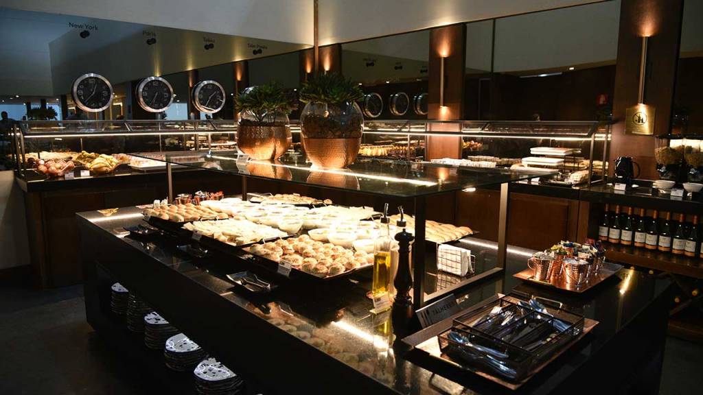 Buffet da Sala VIP Lounge Mastercard Black, no Aeroporto de Guarulhos