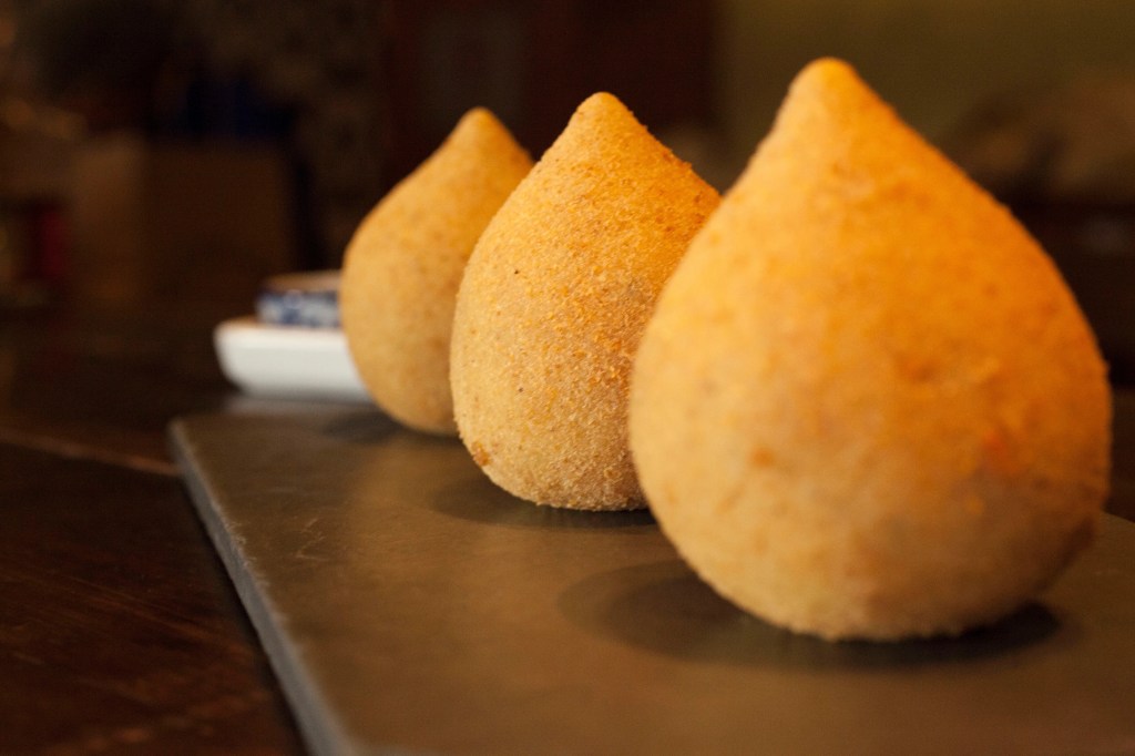 A coxinha de frango é uma das estrelas do Mercadinho, anexo ao restaurante Dalva e Dito