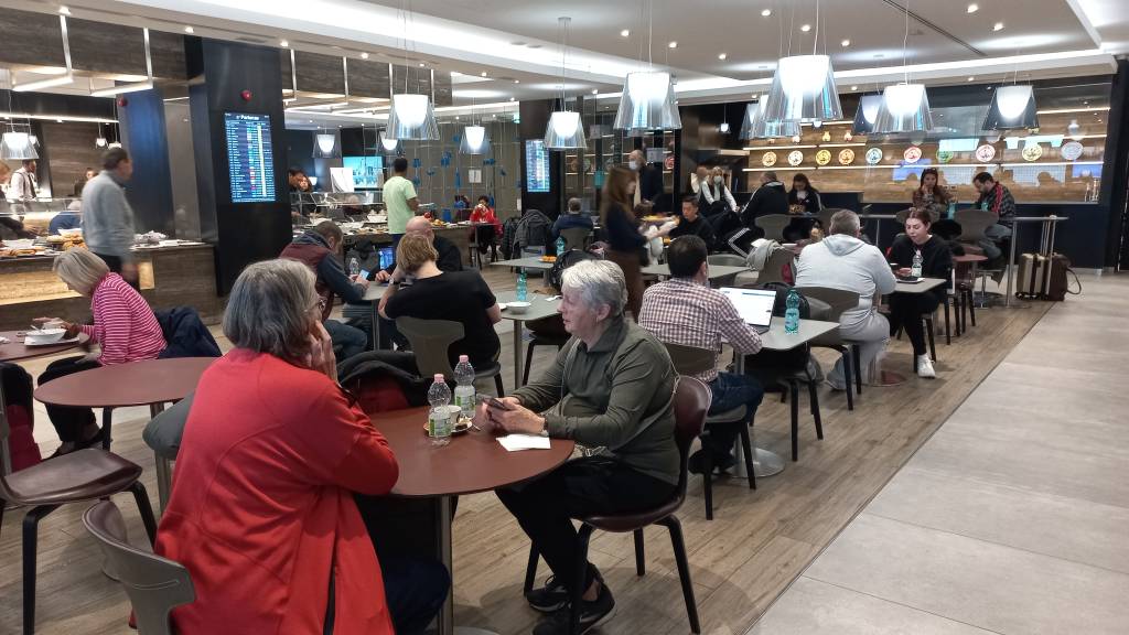 20231113_084635 Lounge Piazza di Spagna no terminal 3 atende passageiros que voam entre Itália e Brasil
