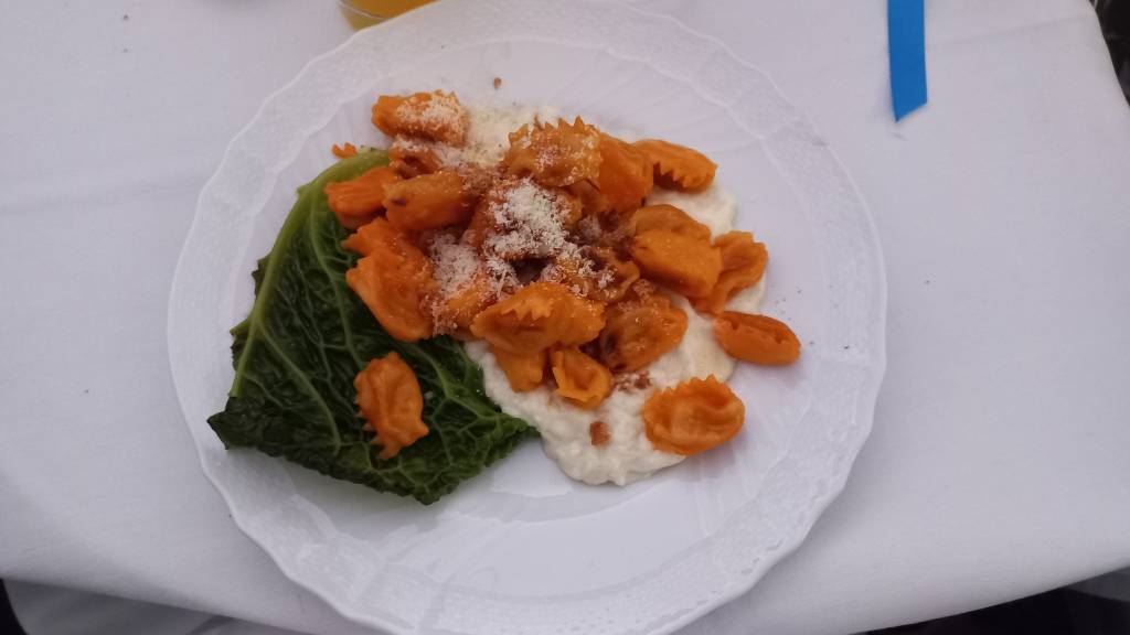20231113_115958 ravioli recheado com abóbora de Mantova com creme de queijo robiola na Ita Airways