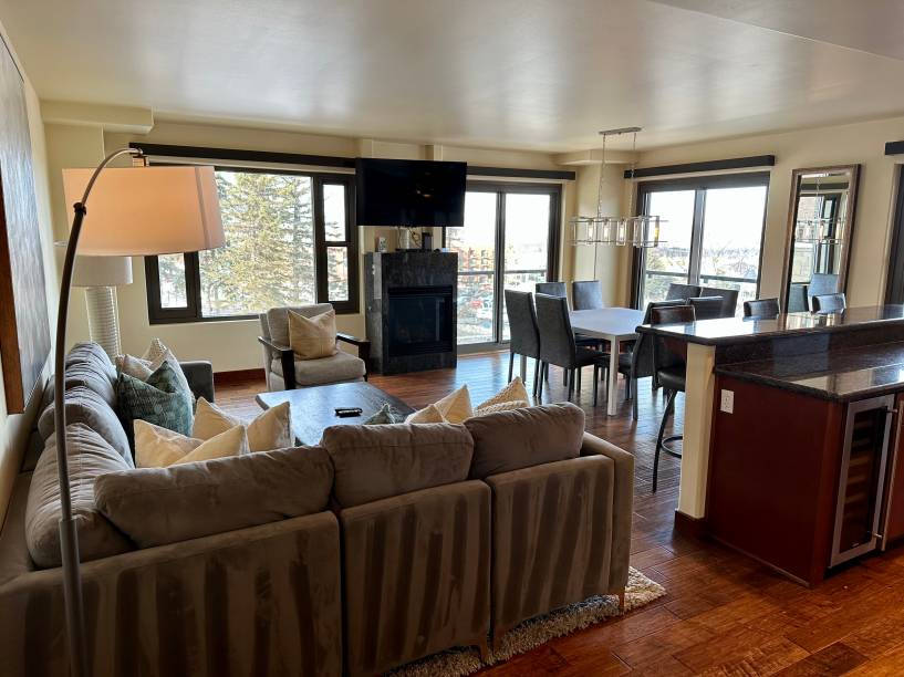 The Lowell: unidade de três quartos, cozinha completa e muito espaço The Lowell: unidade de três quartos, cozinha completa e muito espaço