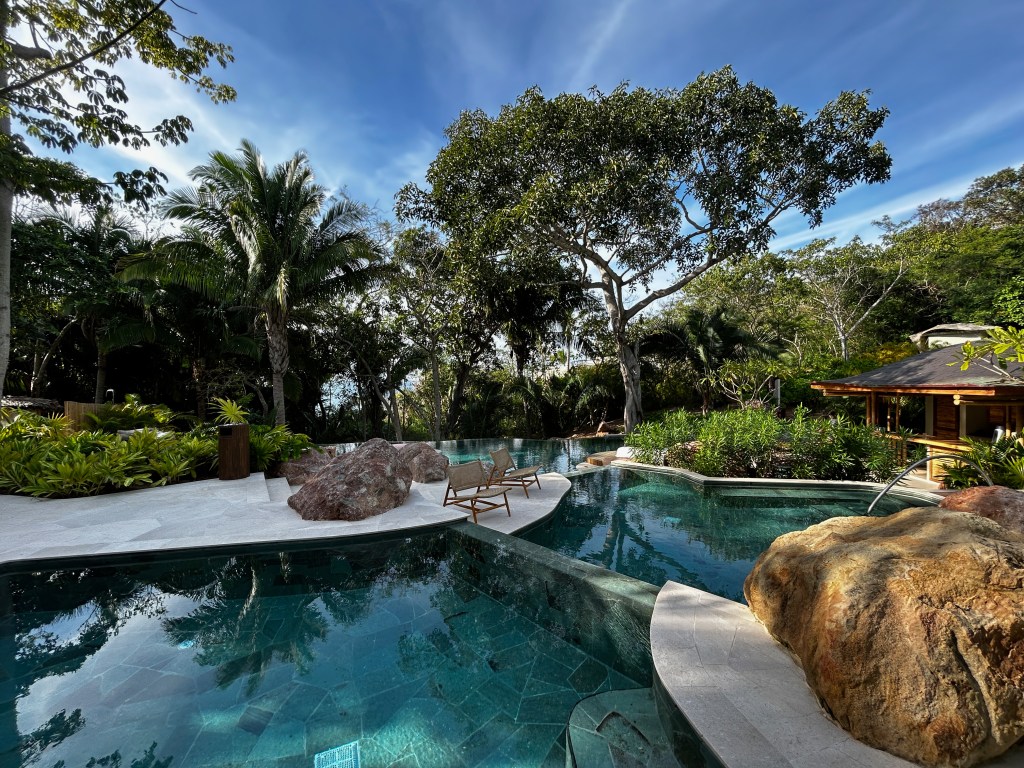 A piscina, como um olho d'água no meio da mata