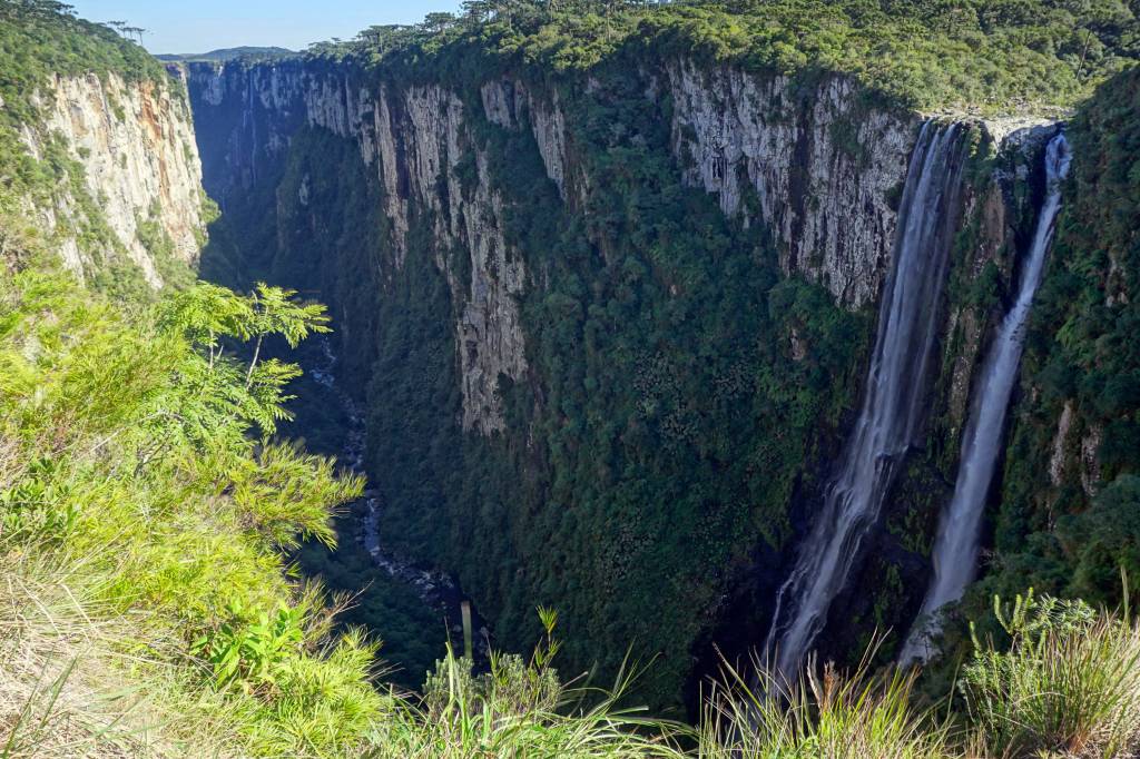 Cachoeira Véu da Noiva, Itaimbezinho, Parque Nacional Aparados da Serra, Rio Grande do Sul Cachoeira Véu da Noiva, Itaimbezinho, Parque Nacional Aparados da Serra, Rio Grande do Sul