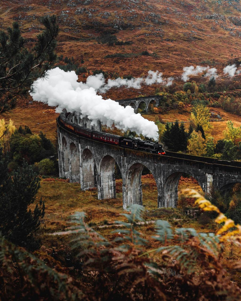 bryan-walker-v-IkXXcQ0Eo-unsplash Harry Potter na Escócia: a locomotiva a vapor Jacobite, no estilo de Hogwarts, atravessa o Viaduto Glenfinnan