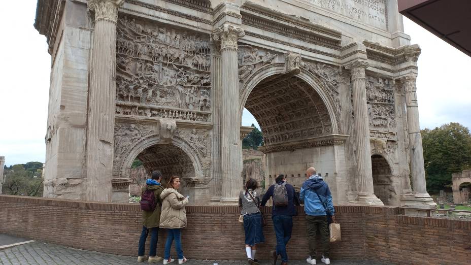 E de repente você está cara a cara com o Arco de Septímio Severo