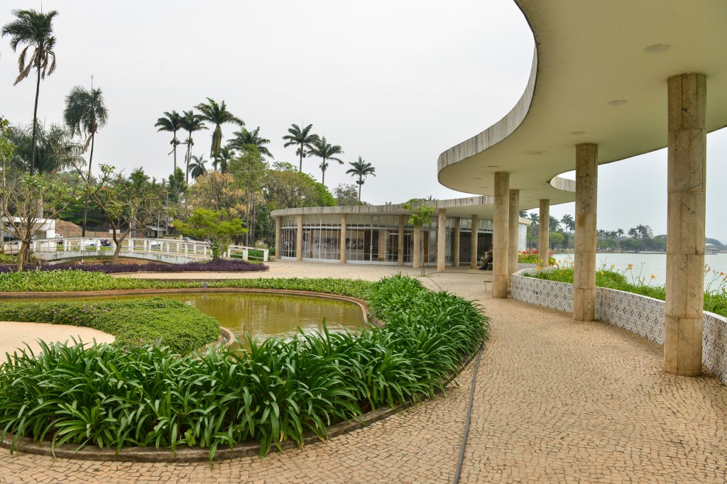 A Casa do Baile, à beira da Lagoa da Pampulha, foi projetada por Niemeyer para ser um restaurante com pista de dança