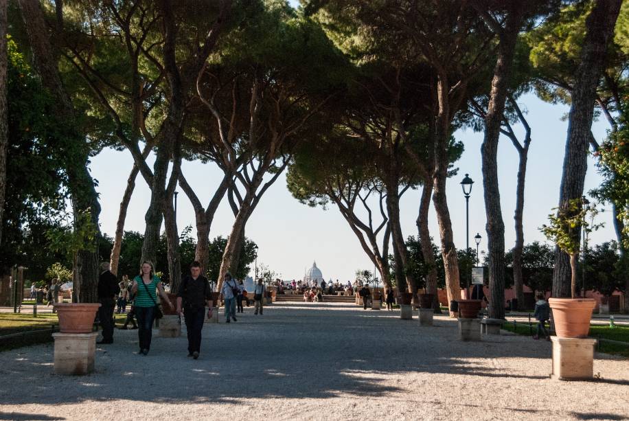 Giardino degli Aranci, o imperdível jardim das laranjeiras reserva uma linda vista da Basílica de São Pedro e a cidade