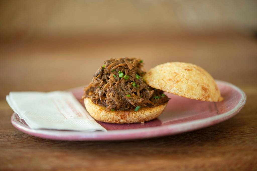 Pao de queijo recheado com carne de panela – A baianeira Cafe A Baineira: belo recheio com carne de panela