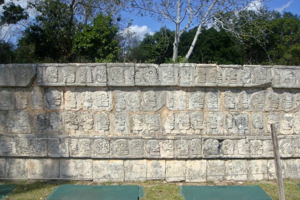 Tzompantli, Chichen Itza, México Tzompantli, Chichen Itza, México