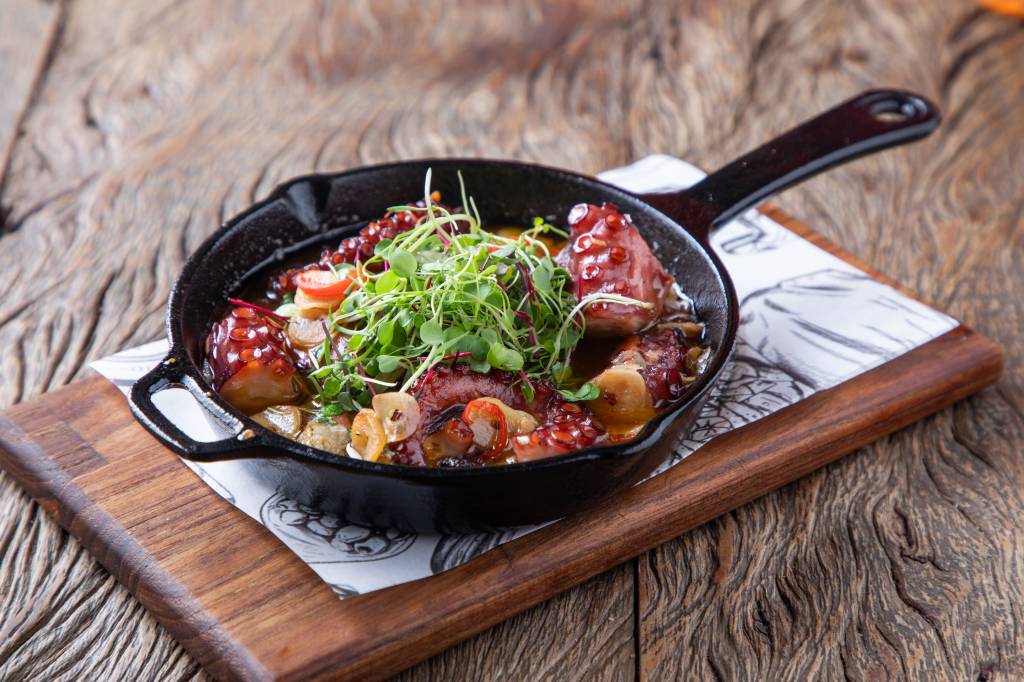 pulpo al ajillo _ Empório Pata Negra Pulpo al ajillo do Empório Pata Negra: polvo em pedaços no molho de vinho e azeite