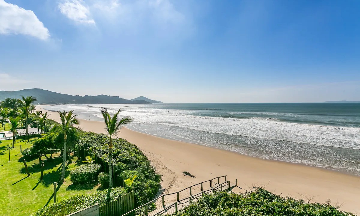 Apartamento duplex tem vista panorâmica para a Praia de Mariscal