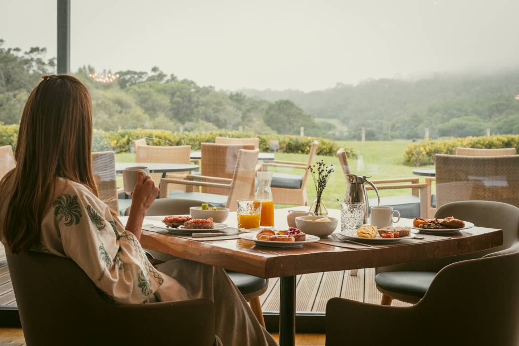 Mesa de café da manhã com vista do jardim do Penha Longa Resort