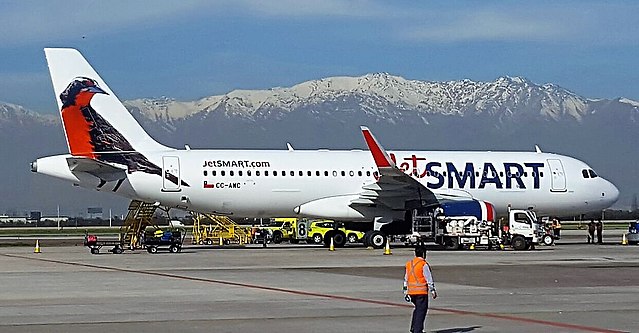 640px-JetSmart_Airbus_A320-232(WL)_CC-AWC_at_Santiago_Airport.