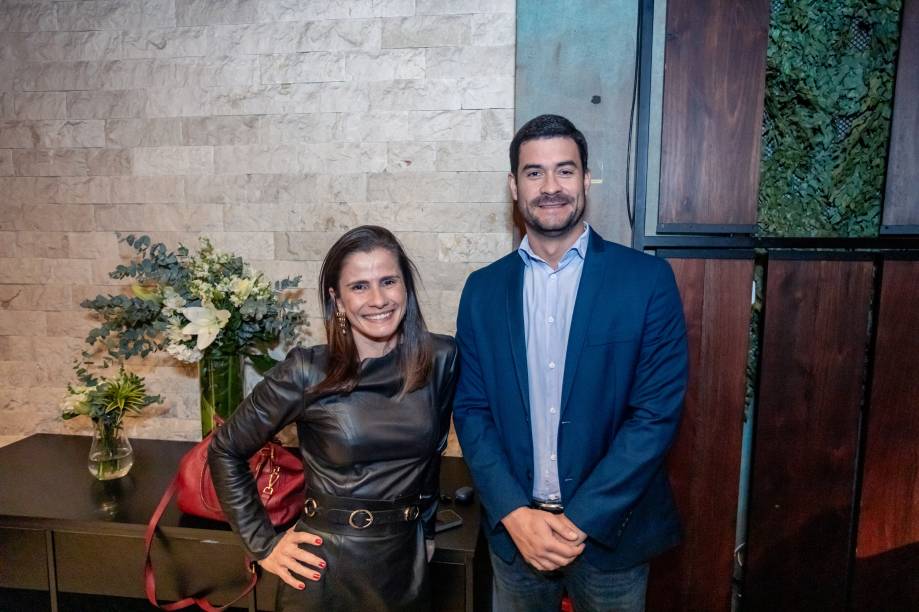 Melhor Sala VIP do Brasil: Sala VIP Lounge Mastercard Black (Guarulhos Terminal 3) foi representada por	Ana Karina Scarlato, VP de produtos e inovação da Mastercard Brasil, e por Hugo Silveira, diretor de produtos e soluções da Mastercard Brasil