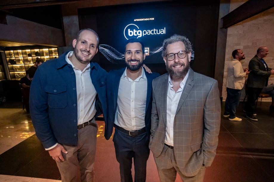 Fabio Carvalho (à direita), Presidente do Grupo Abril, Francisco Coimbra, Co-CEO do Grupo Abril e Pedro Prellwitz, Diretor de núcleo e de novos negócios da Viagem e Turismo