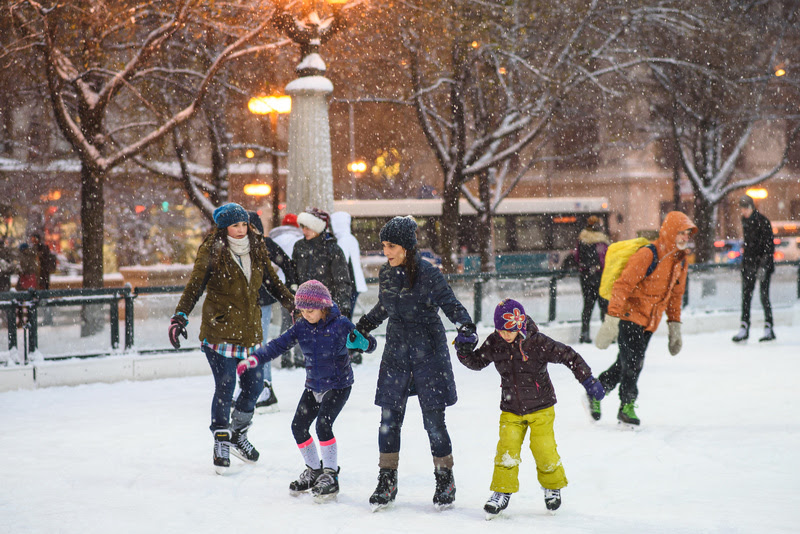 Pista de patinação no gelo no Millenium Park, Chicago, Estados Unidos Pista de patinação no gelo no Millenium Park, Chicago, Estados Unidos