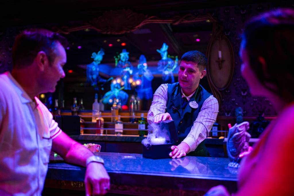 Disney Treasure Haunted Mansion Parlor 16 Haunted Mansion Parlor: bar inspirado na mansão mal-assombrada do Magic Kingdom, em Orlando