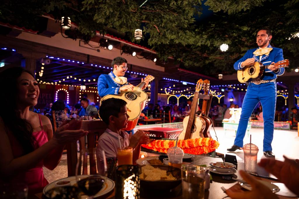 Disney Treasure – Plaza de Coco 14 Plaza de Coco, restaurante com temática do filme 'Viva – A Vida é uma Festa'