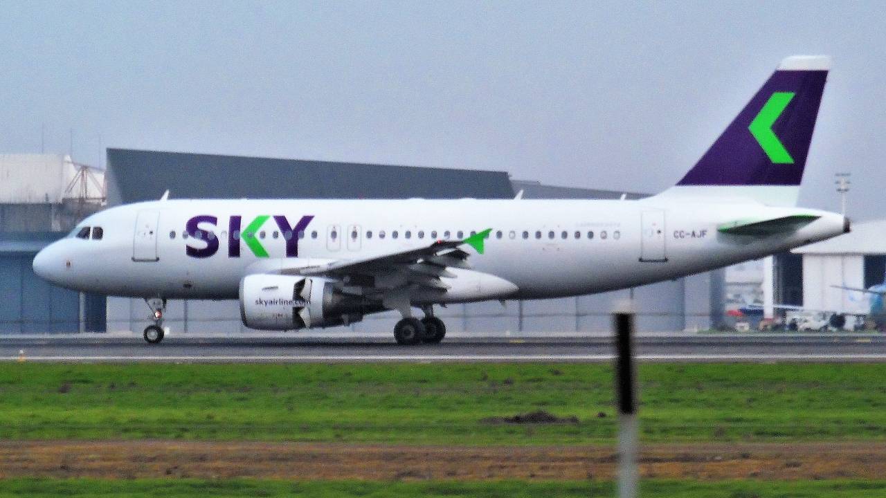 Sky_Airline_A319-111_CC-AJF_at_Santiago_Airport_with_the_new_livery.