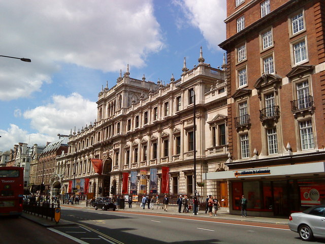 The_Royal_Academy_of_Arts_on_Piccadilly_-_geograph.org.uk_-_1882220