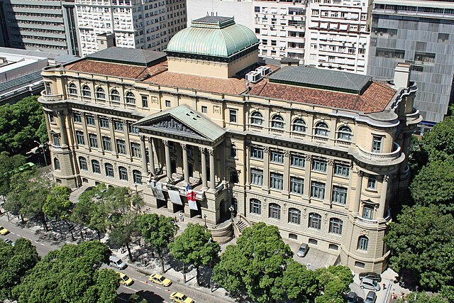 Vista da fachada da Biblioteca Nacional do Rio de Janeiro, marco da cena literária da cidade