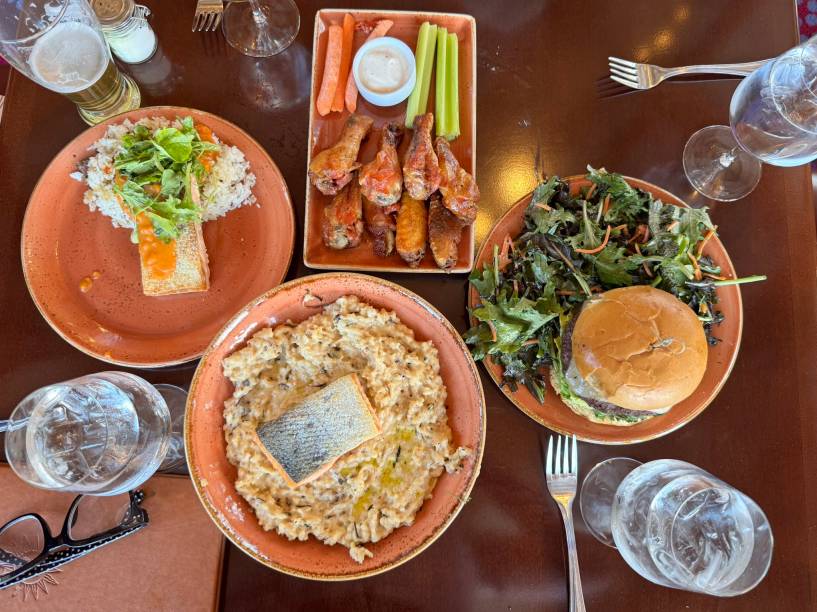 Salmão, frango e hambúrguer no Cinnabar Salmão, frango e hambúrguer no Cinnabar