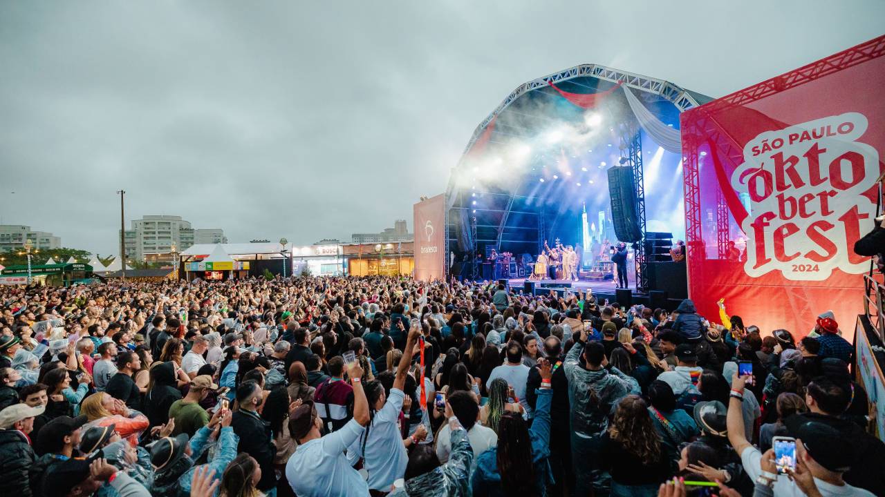 Shows no palco principal durante a Oktoberfest em São Paulo