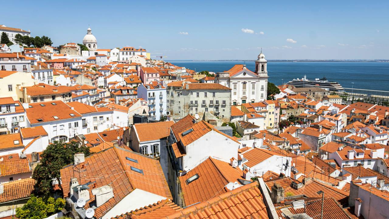 alfama-lisboa-portugal