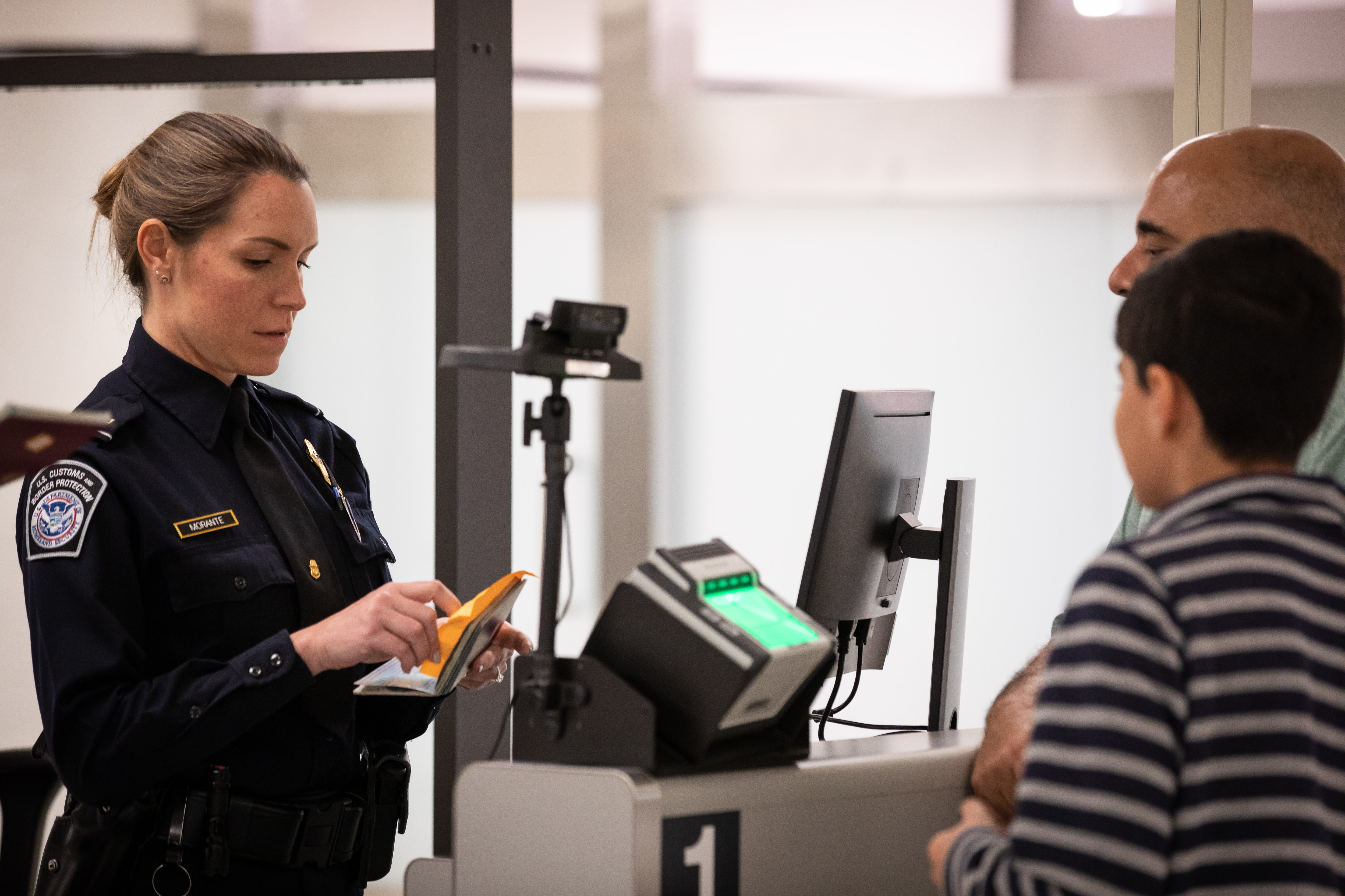 Agentes de imigração no aeroporto