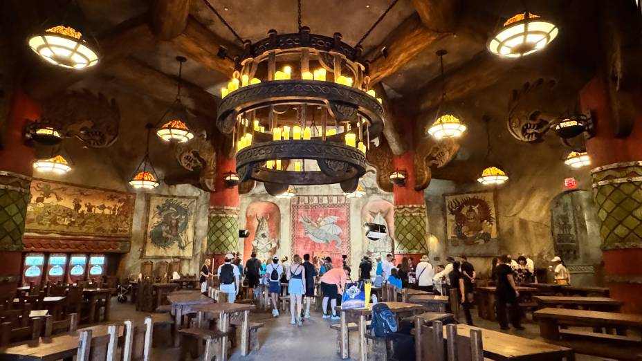 O restaurante Mead Hall foi ambientado como o coração de Berk, onde fica o principal salão de reuniões da aldeia
