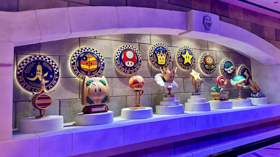 As icônicas taças do jogo Mario Kart estão presentes