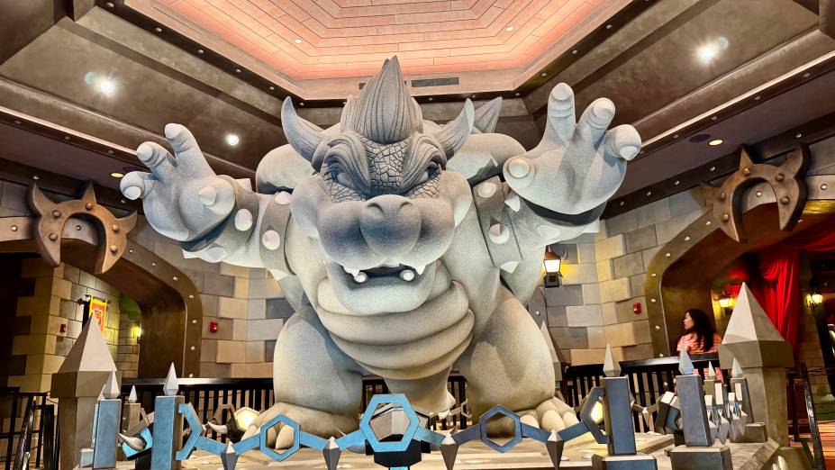 Escultura do vilão Bowser na atração inspirada em Mario Kart