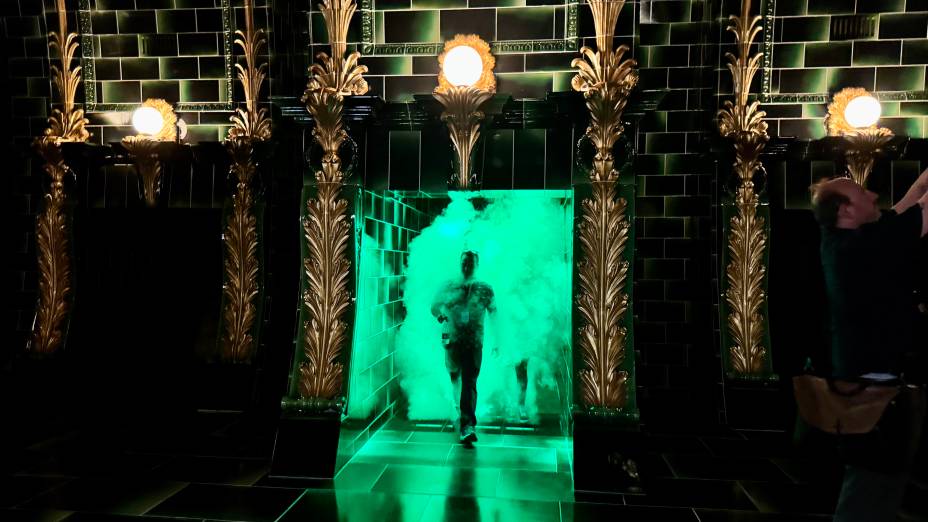 Os visitantes "emergem" das lareiras do Ministério da Magia