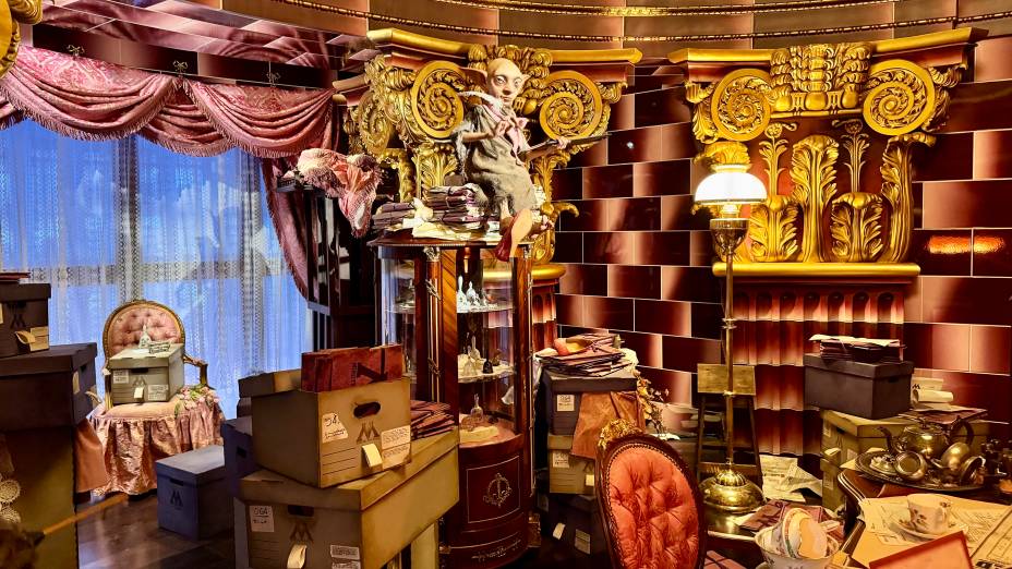 Na fila, os visitantes passam pelo escritório de Dolores Umbridge