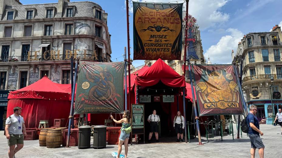 Le Cirque Arcanus é um espetáculo com as criaturas fantásticas da maleta de Newt Scamander