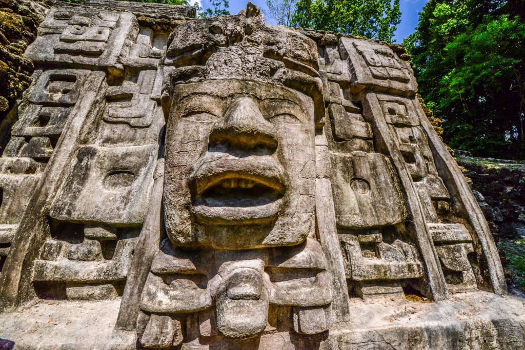 Templo das máscaras em Lamanai, Belize Templo das máscaras em Lamanai, Belize