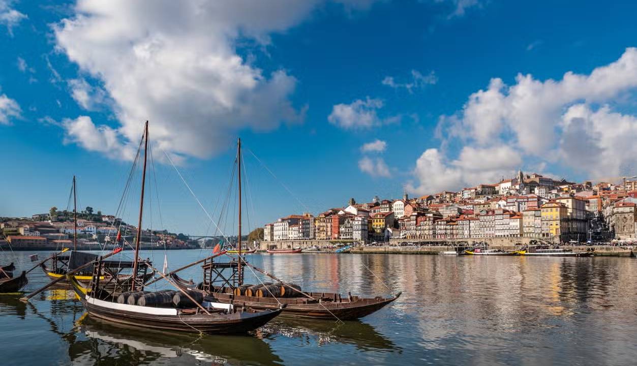 Vila Nova de Gaia, é um dos cenários feitos para brindar o amor com vinho e história