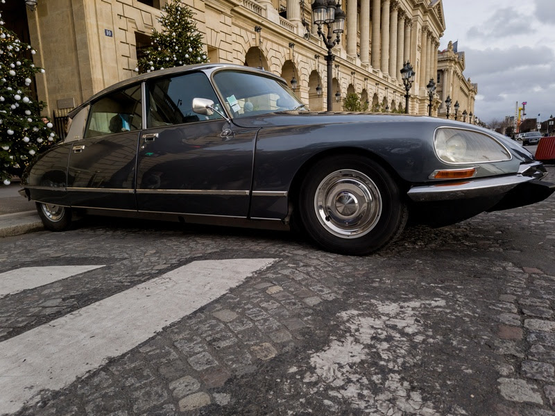 France, Paris, January 08, 2024 – Citroen DS 23 french oldtimer car near historic building in Paris Passear por Paris a bordo do Citroën DS é vivenciar a cidade de maneira romântica