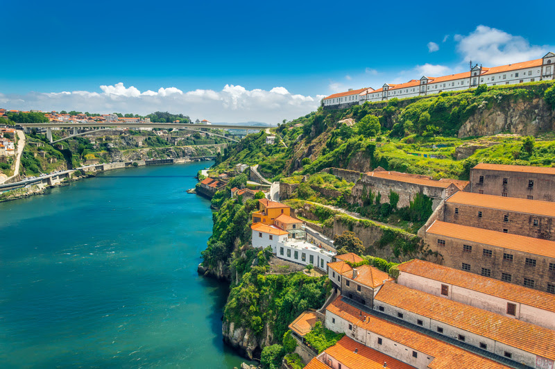 Porto, Portugal: hills of Vila Nova de Gaia with Monastery of Serra do Pilar, wine cellars and Ponte Infante D Henriques bridge over Duoro river Vila Nova de Gaia oferece vinho, história e uma vista de tirar o fôlego