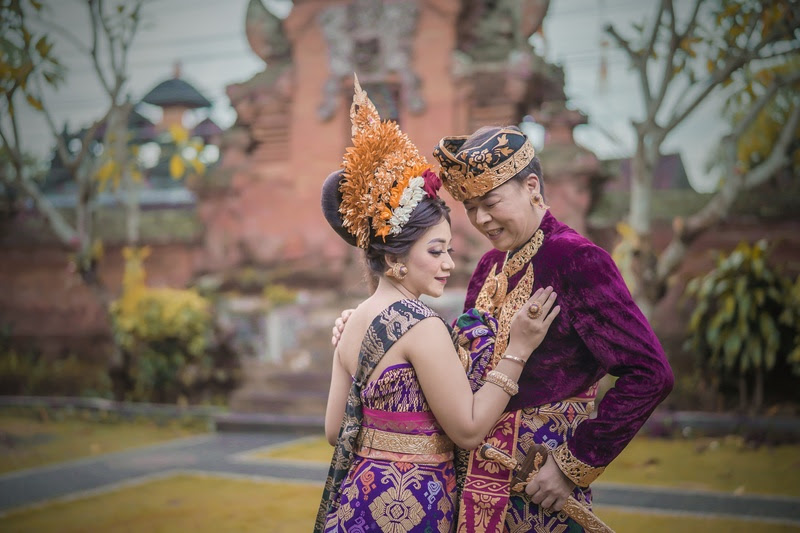 Bali, Indonesia – November 25, 2020: Balinese traditional dress pre-wedding photo session Cerimônia balinesa conta com trajes típicos e é uma forma memorável de celebrar o amor