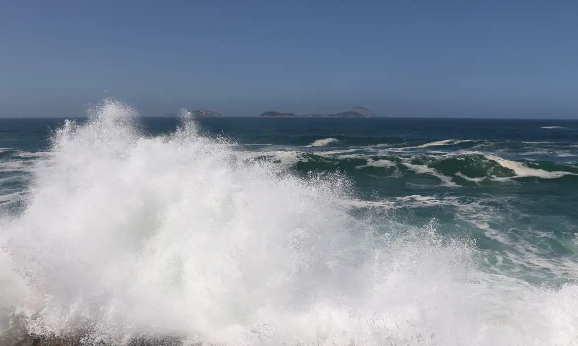 No Rio de Janeiro, ondas de mais de 3 metros causaram estragos e interditaram vias