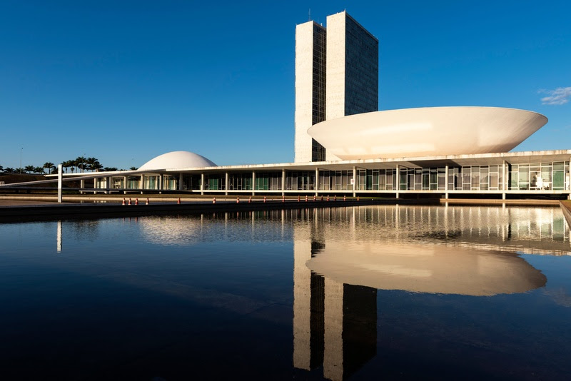 Bras&iacute;lia une arquitetura ousada e letras com cr&iacute;ticas sociais