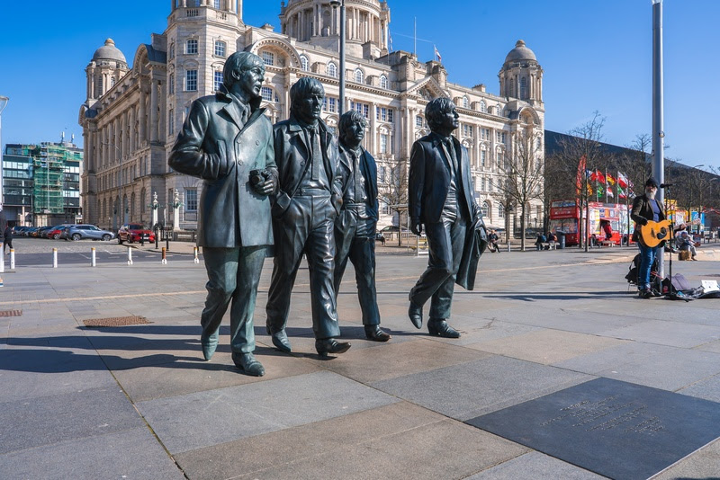 S&iacute;mbolo de um legado eterno, a est&aacute;tua dos Beatles em Liverpool atrai f&atilde;s do mundo todo
