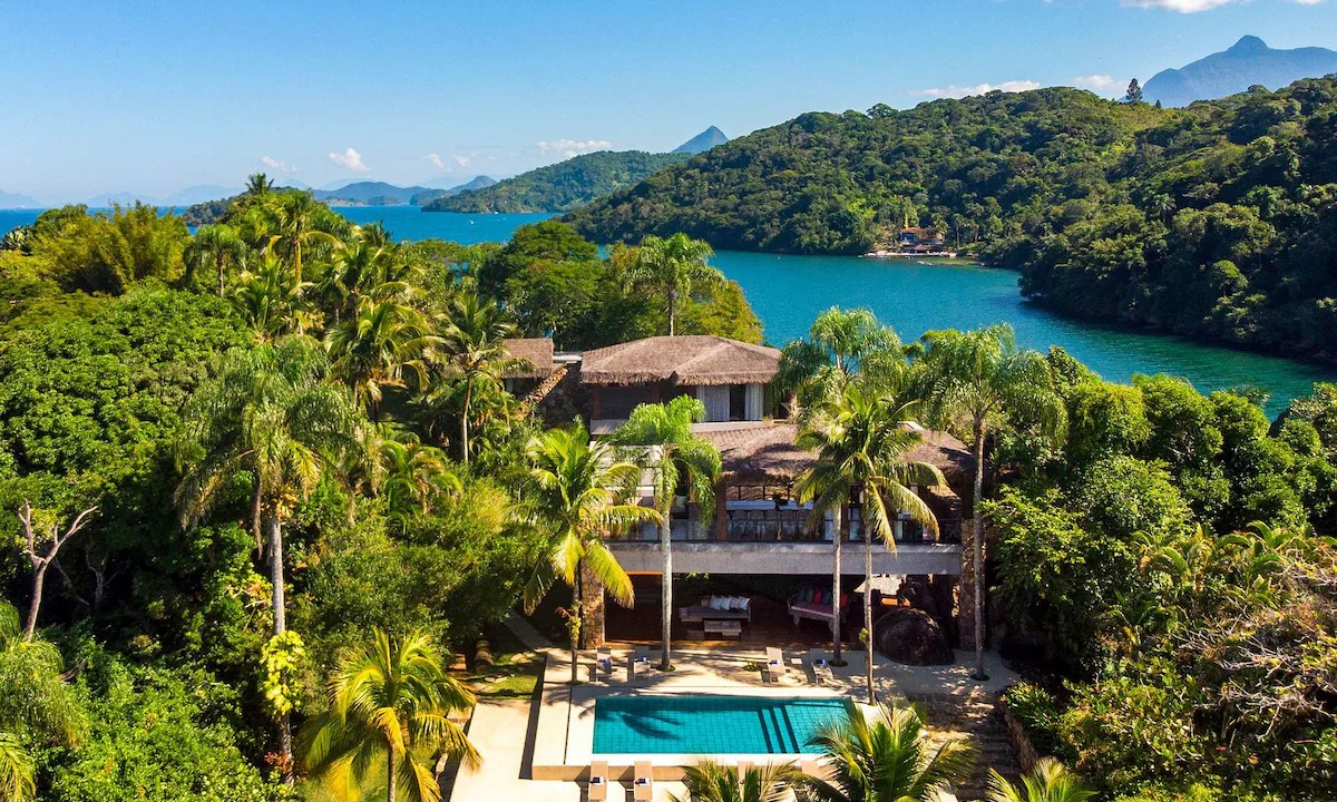 Ilha privativa acomoda hóspedes em meio à natureza de Angra, com piscina e praia exclusiva