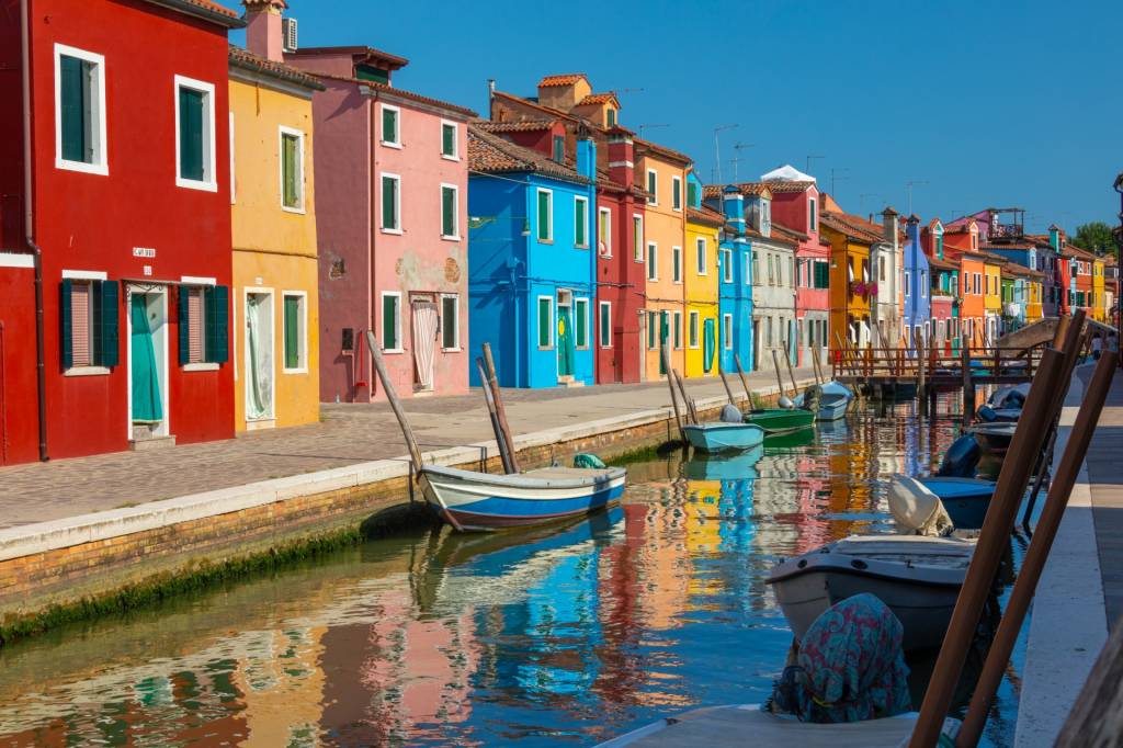 casas coloridas canal burano veneza italia