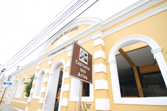 Revitalizado em 1988, o pr&eacute;dio preserva a impon&ecirc;ncia de sua fachada neocl&aacute;ssica