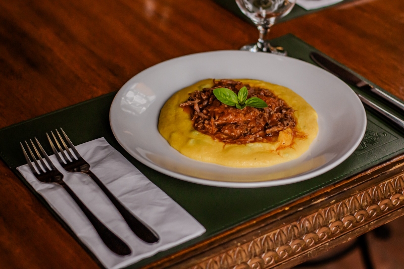 Polenta cremosa com ragu de ossobuco